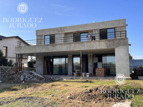 Casa En Venta De 4 Dorm   Dependencia A La Laguna San Matias Escobar