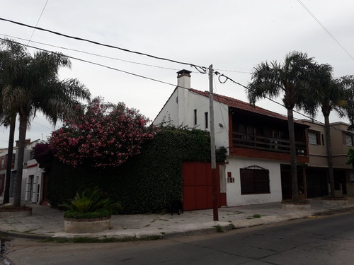 Chalet En Importante En Esquina- Ramos Mejia. Brio Don Bosco