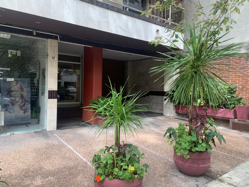 Lugar De Garaje Fijo Techado En Venta, Villa Biarritz, Punta Carretas