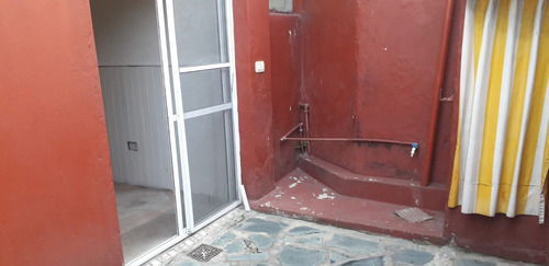 Ph En Alquiler De 2 Ambientes Con Patio En Sarandi - Con Detalles