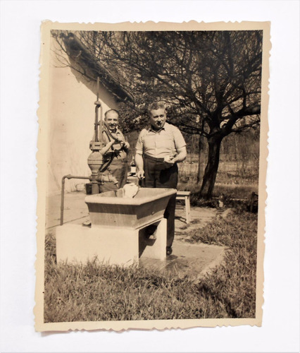 Antigua Fotografia Hombres Con Su Bomba De Agua Lobos 1949