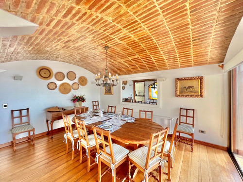 En Venta Encantadora Y Sólida Casa Con Linda Vista, Zapallar