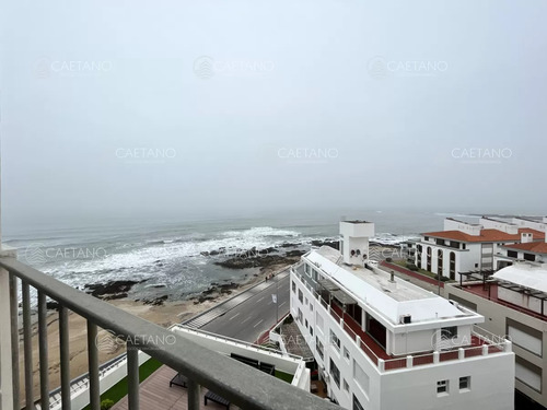 Edificio En La Entrada De La Peninsula