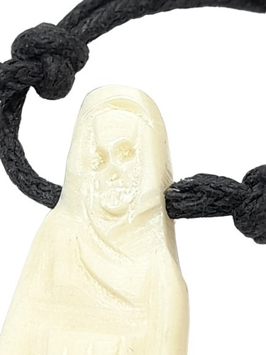 Imagen 3 de 3 de Santa Muerte Dije Tallado En Hueso Con Cordón De Algodón