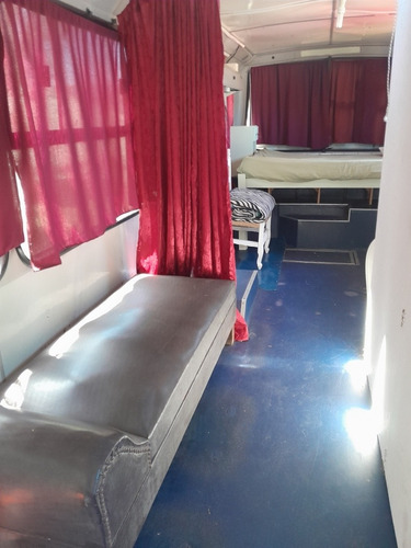 Imagen 7 de 11 de Casa En Omnibus De 25m^2 Un Dormitorio Baño Cocina Integrada. Instalación Eléctrica Y Sanitaria Completa. Vendo Equipada Con Calefon A Gas Cocina Heladera Microondas Y Aire Acondicionado Portátil..