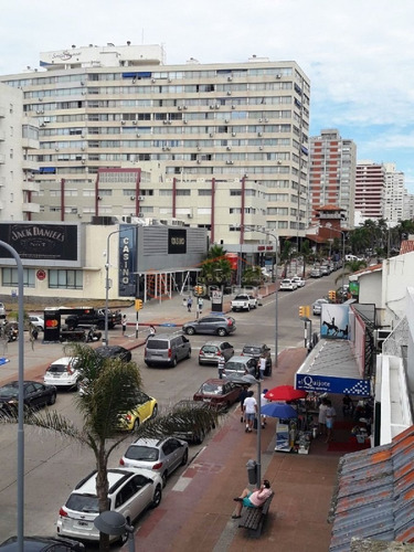 Local Sobre Avd. Gorlero En Punta Del Este, Península, Venta Alquiler, Amplio Local En Planta Baja + Otro En Sub Suelo Independiente + 2 Apartamentos- Ref: 21752