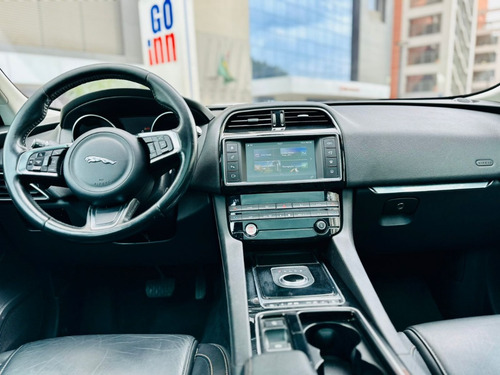Jaguar F-PACE 2.0 Prestige 5p Gasolina