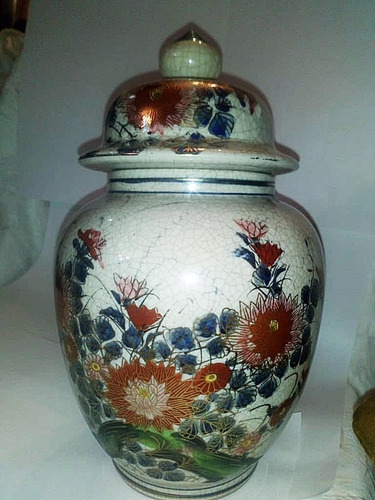 Antiguo Envase Con Tapa De Porcelana Con Destaques En Oro En