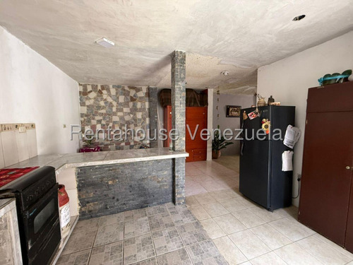 Raiza Suárez Vende Amplia Casa Ubicada En El Este De Barquisimeto 2 5 2 4 4 8 6 Con Área De Lavado, Cocina De Mampostería Y Con Fundaciones Para El Segundo Nivel.