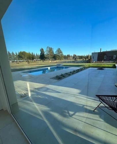 Casa En Venta De 3 Dormitorios C/ Cochera En Fincas De San Vicente Golf