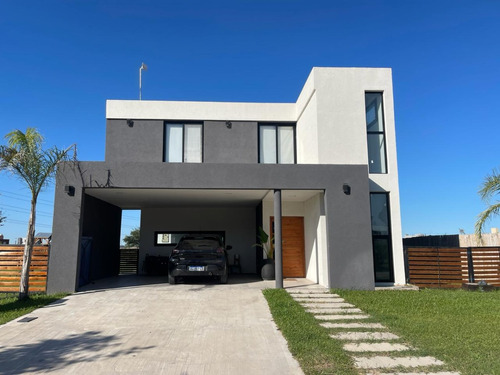 Se Vende Hermosa Casa En Barrio Privado Laguna Azul Con Salida A La Laguna.