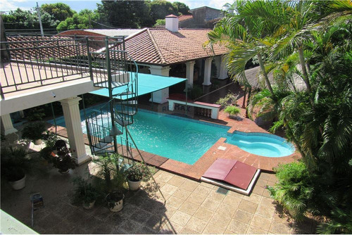Imagen 8 de 14 de Vendo Imponente Residencia En Fernando De La Mora: 8 Cuartos