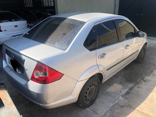 Ford Fiesta Max Ambiente 1.6 Gnc Incendiado