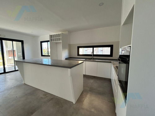 Casa En Venta 5 Amb En Altos De Campo Grande