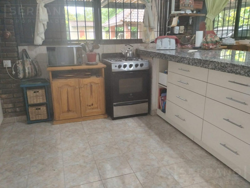 Casa En Venta 6 Ambientes,-pileta Climatizada-calle Saavedra Al 600-parque Sakura