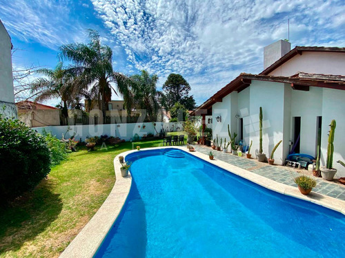 Casa 5 Amb En Barrio Uno - Con Piscina