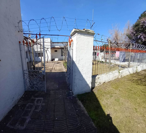 Imagen 2 de 12 de Al946 Venta Casa Con Jardin, Gran Fondo 5 Ambientes Peñarol
