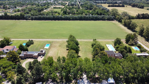 Terreno Con Añosa Arboleda Orientación Norte, A La Cancha De Polo.