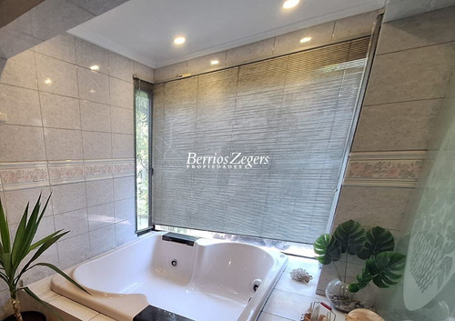 Casa En Venta De 4 Dorm 5 Baños, Sala De Estar Gran Vista
