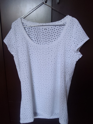 Remera Blanca Con Agujeritos Talle M 44