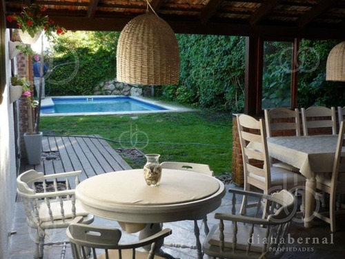 Casa De 5 Dormitorios Y Piscina Climatizada, Playa Mansa, Punta Del Este. - Ref: 4047