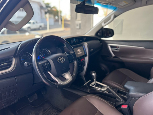 Imagem 8 de 13 de Toyota - Hilux Sw4 2.7 16v 4p Flex Sr 7 Lugares Automático