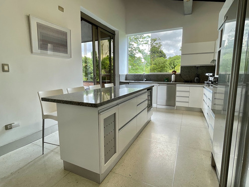 Casa Remodelada De Una Sola Planta Alto Hatillo 2250 M2 Terreno Y 600 M2 Construcción