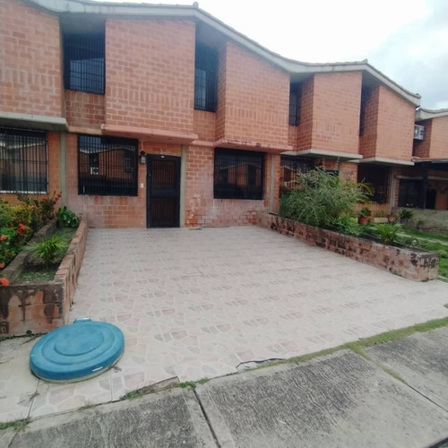 Imagen 2 de 9 de Townhouse En Venta Urb. Nueva Casarapa, Conjunto Residencial Los Aleros