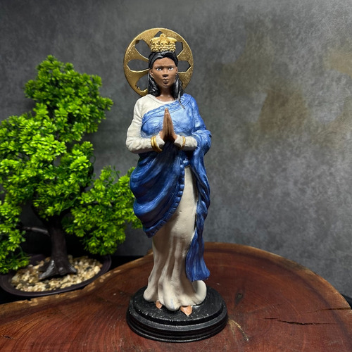 Imagen realista de Santa Sara Kali, color blanco y azul de Studio Orion
