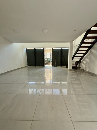 Local En Alquiler, Frente, Vidriado, Patio, Baño, 2 Plantas