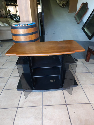 Mesa Para Pantalla O Tv De Madera Con Ruedas. Como Nueva (Usado)