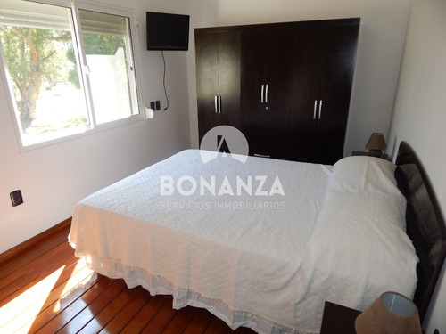 Casa En Alquiler, Piriápolis. 4 Cuadras De La Playa Y Rambla. 2 Dormitorios 2 Baños. Gran Parrillero Techado. Wifi, Aire Acondicionado, Alarma Tv Cable