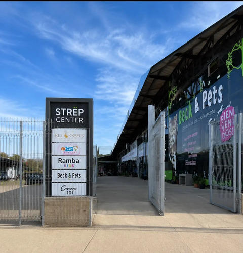  Excelente Local Comercial De Dos Niveles En Strip Cente