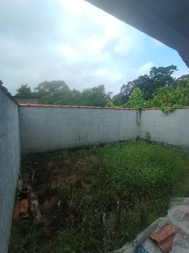 Casa 2 Dormitórios Em Bairro Residencial, Próximo A Comércios, Escolas, Transportes E Muito Mais!