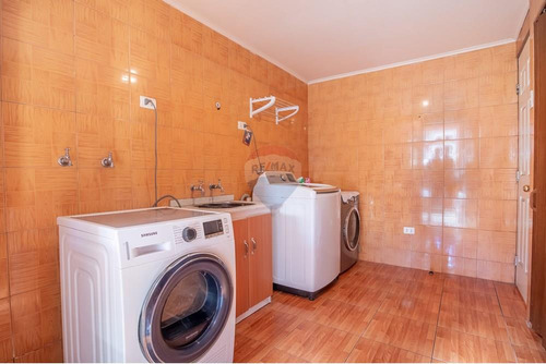 Amplia Casa Rebajada Con Piscina