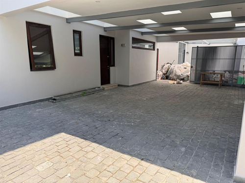 Moderna En Condominio Cercana A Colegios, Centro Comercial
