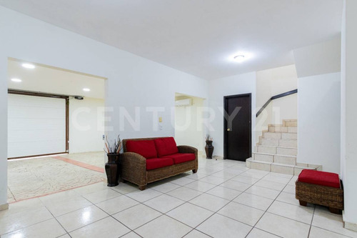 Casa En Venta En Montecarlo Residencial