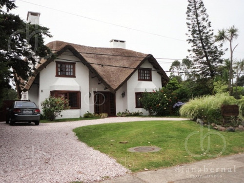 Punta Del Este, Pinares, Casa De 5 Dormitorios Y Piscina*- Ref: 42155