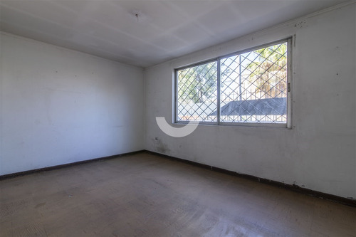 Amplia Y Bien Ubicada Casa Para Remodelar