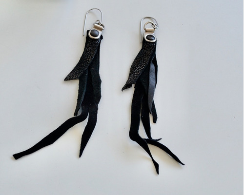 Imagen 2 de 6 de Aros Pluma Cuero Acero Quirúrgico Regalo Mujer Adolescente