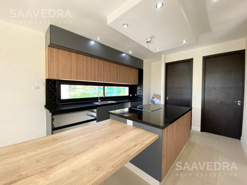 Bellisima Casa En Venta En Barrio Los Lagos. Orientación Norte