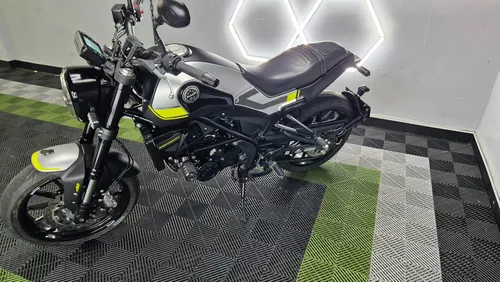 Benelli Leoncino 250cc, Modelo 2023 Color Gris, Único Dueño,