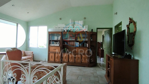 Casa En Venta En Lomas De Cocoyoc Con Acabados De Lujo, Alberca Y Jardín Apta A Créditos