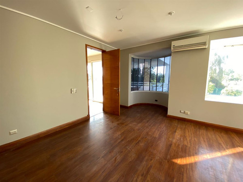 Casa En Venta De 7 Dorm. En Colina