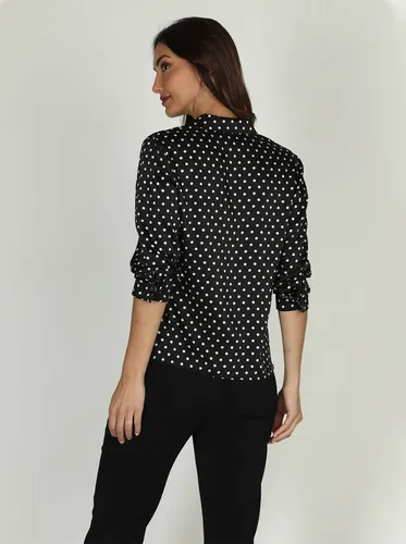 Camisa negra online con puntos blancos