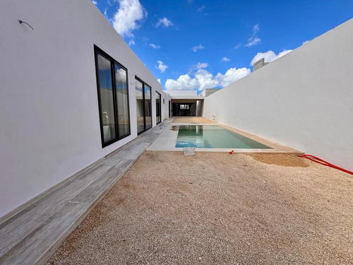 Casa En Venta Una Planta, Serenity Con 4 Recámaras Y Alberca, Mérida, Dzityá