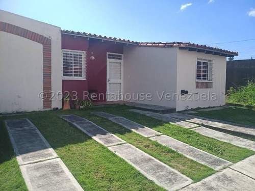 Casa En Venta En La Urb. Los Cerezos Cabudare 24-9739 App