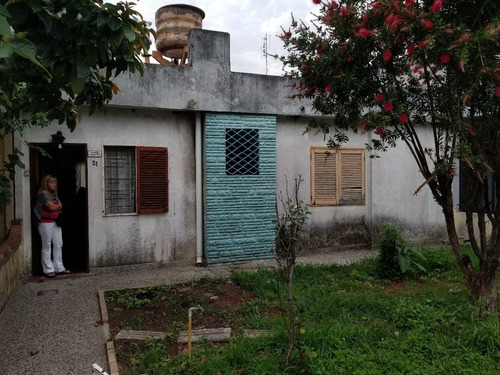 Casa En Barrio Bancario De 4 Ambientes