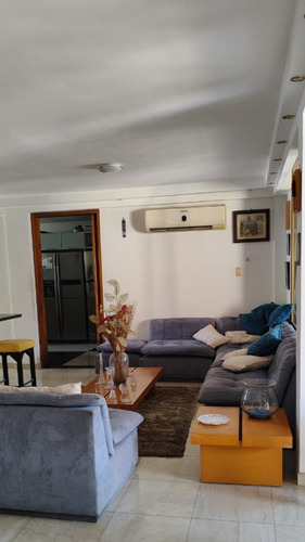 En Venta Un Amplio Town House En Residencia Morro Palace. Ubicado En La Calle Neverí, Sector Morro Ll. Lechería.