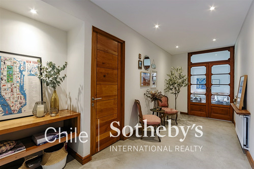 Estupenda Casa Remodelada En Vitacura, Excelente Ubicación.